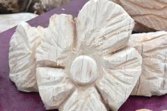 Blumendekoration aus Holz